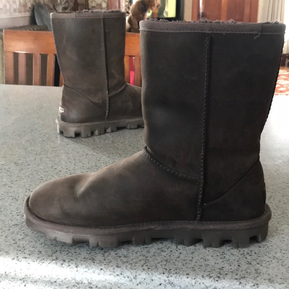 Dark brown leather/suede UGG boots, short - Picture 7 of 11